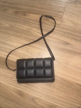 Padded Quilted Crossbody Bag in Black - Unbranded